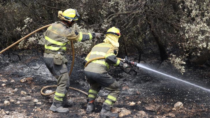 Los efectivos tratan de perimetrar el incendio de Bejís y dan por estabilizado el de Vall d’Ebo