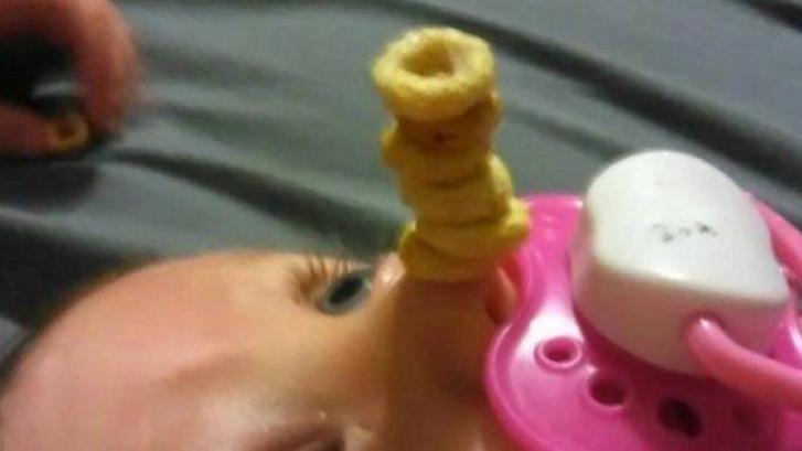 El último reto viral: hacer equilibrio con 'Cheerios' mientras tu bebé duerme
