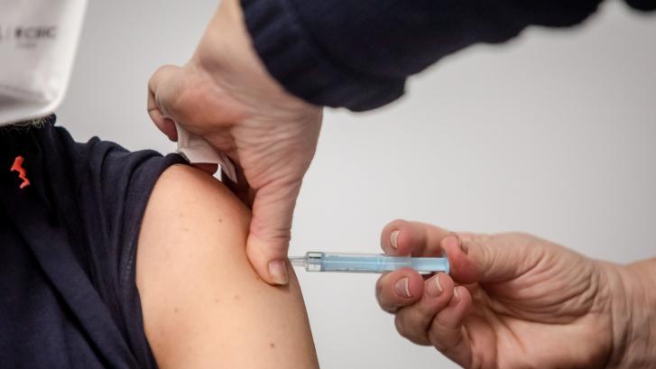 Sanidad retira a un hospital el permiso para vacunar por administrar la segunda dosis de AstraZeneca