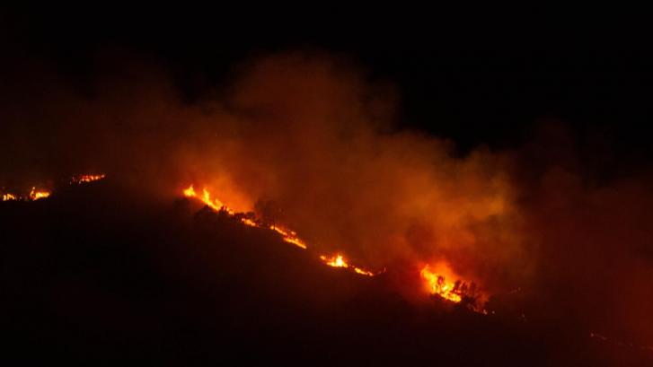 La lluvia apenas da tregua al incendio de Granada, con más de 5.000 hectáreas quemadas