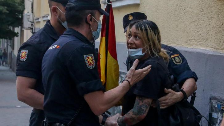 Piden 7 meses de cárcel para la neonazi portavoz de Hogar Social por una protesta en Ferraz