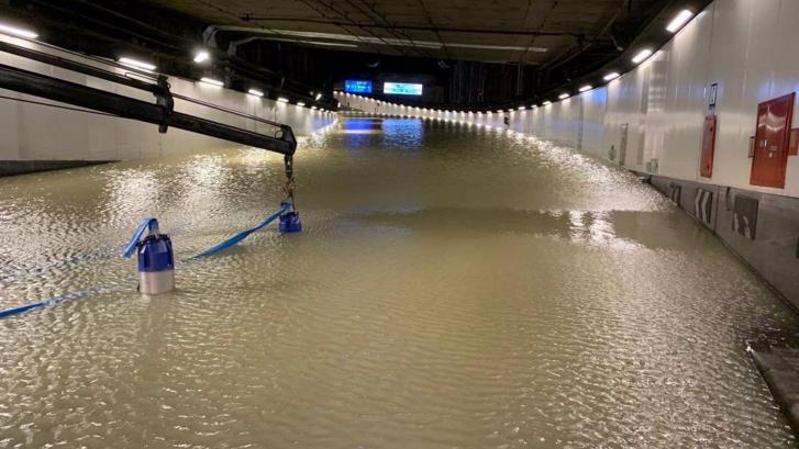 El reventón de una tubería en Madrid deja calles, garajes y túneles inundados, cortes y retenciones