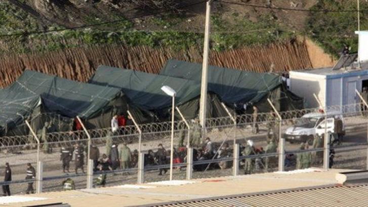 Un grupo de 700 inmigrantes intenta saltar la valla de Melilla