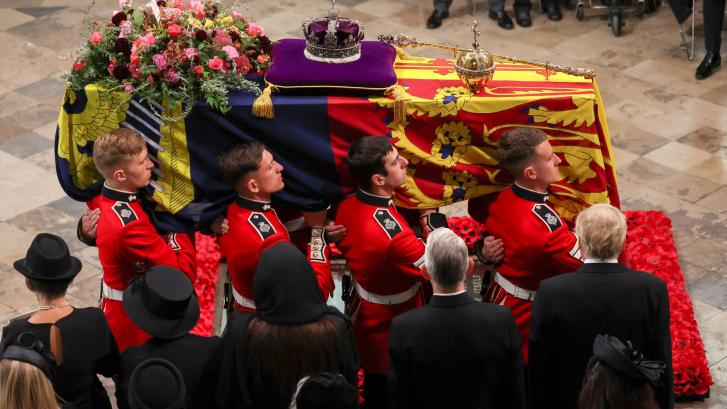 Una emotiva nota, la música o las flores: todos los símbolos del funeral de Isabel II