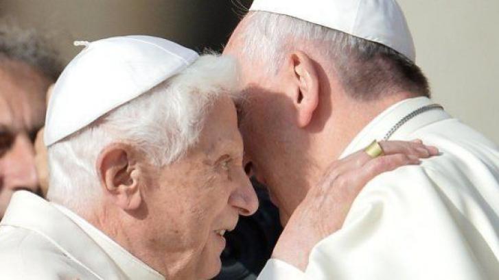 Francisco y Benedicto se reencuentran ante 40.000 ancianos (FOTOS)