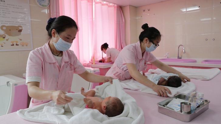 China relaja su política de planificación familiar permitiendo tres hijos por pareja