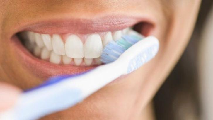 Por qué irse a la cama sin lavarse los dientes es peor de lo que crees