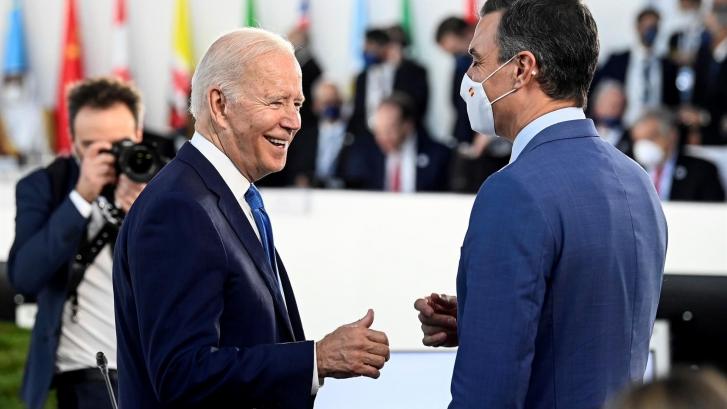 Apretón de manos, sonrisas y breve charla entre Biden y Sánchez antes del G20