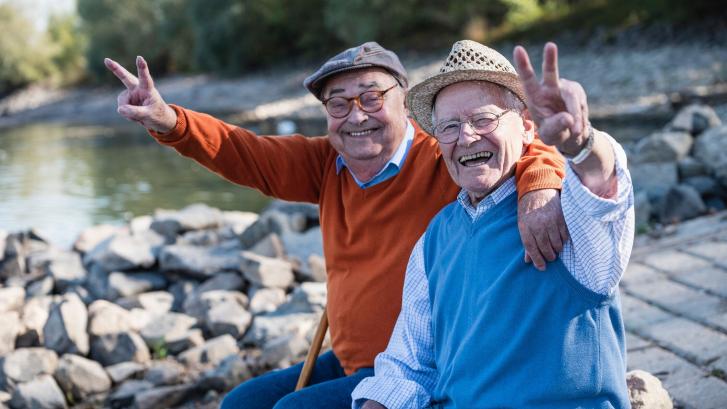 Tener buenas amistades reduce el riesgo de demencia senil