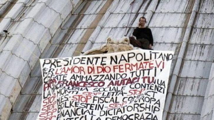 Marcello di Finizio: lleva desde el sábado encaramado a la cúpula de San Pedro para protestar (FOTOS)