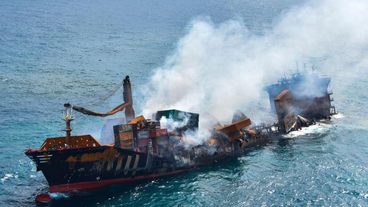 Un barco con toneladas de productos químicos se hunde en Sri Lanka