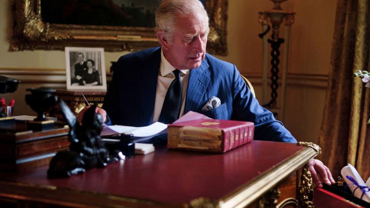 El significativo detalle de la primera foto de Carlos III en su despacho con la famosa caja roja