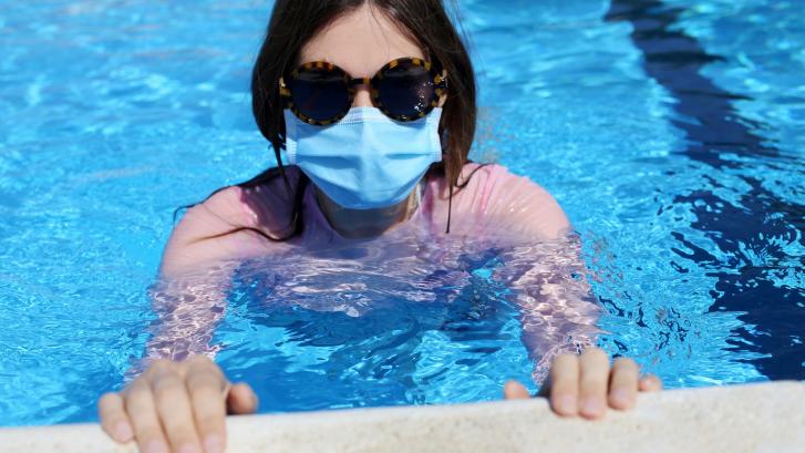 Todo sobre las piscinas y el coronavirus: ¿hay que llevar mascarilla? ¿Se contagia por el agua?