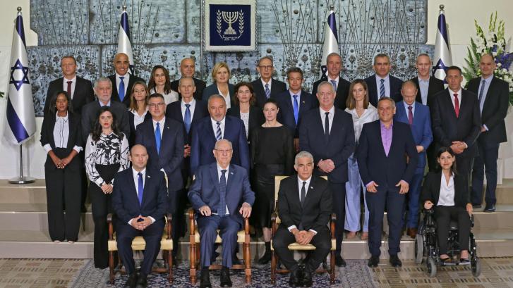 Israel sin Netanyahu, día 1: los retos de un Gobierno multicolor a ocho bandas