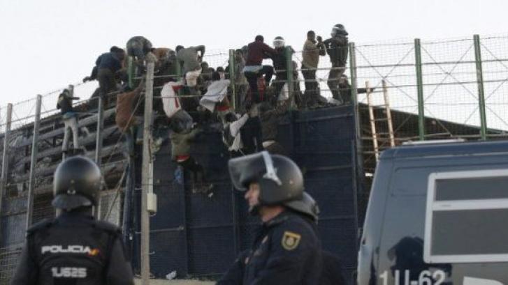 Una veintena de inmigrantes saltan la valla de Melilla