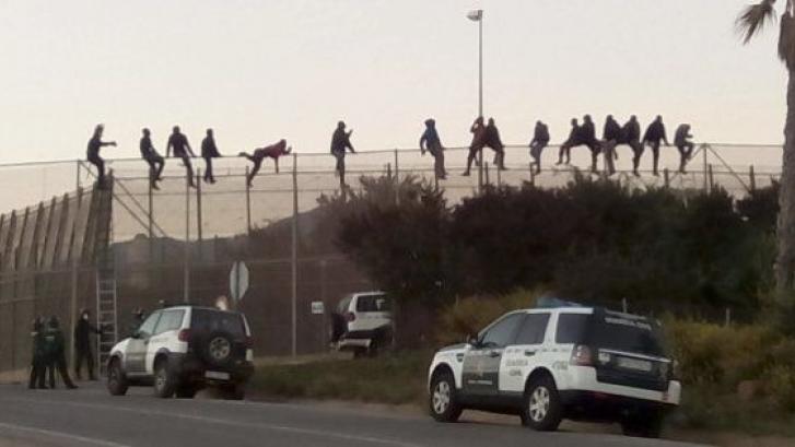 Decenas de inmigrantes intentan saltar la valla de Melilla