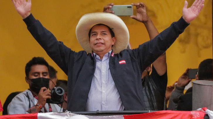 Castillo se impone a Fujimori en las presidenciales de Perú con todas las actas contabilizadas