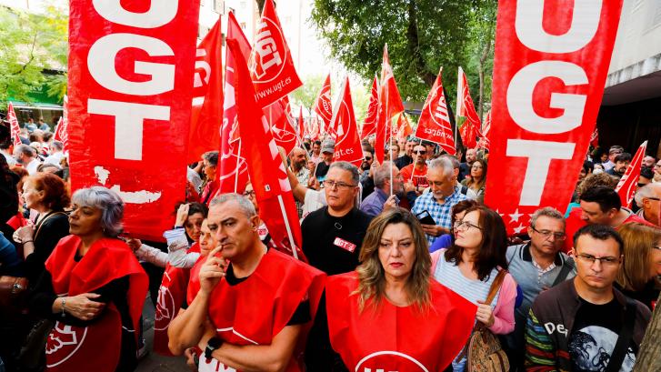 Los sindicatos reclaman alzas salariales a la puerta de la CEOE: 