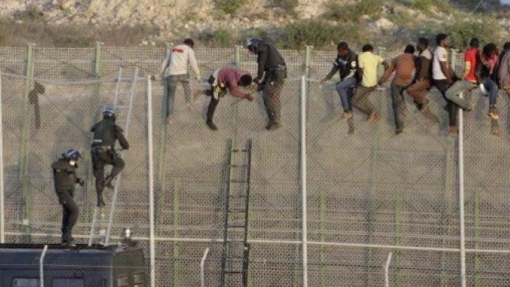 17.000 inmigrantes han tratado de saltar las vallas de Ceuta y Melilla en 2014