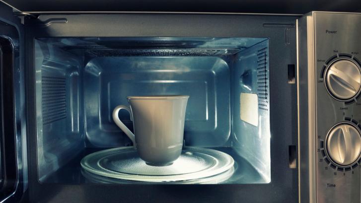 Hay una razón científica para dejar de preparar té y otras infusiones en el microondas