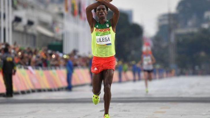 La protesta de este atleta al terminar la maratón puede costarle la vida
