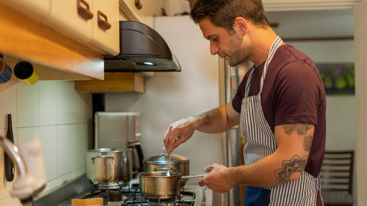 Paridad a fuego lento: los hombres españoles cocinan un 26% más que hace cuatro años