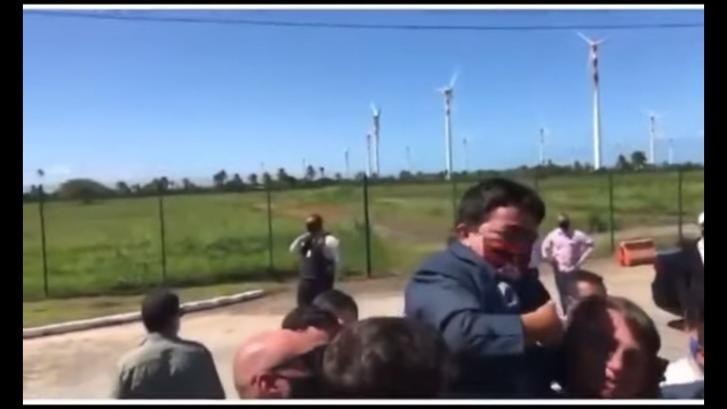 Bolsonaro levanta en brazos a una persona con enanismo creyendo que se trataba de un niño