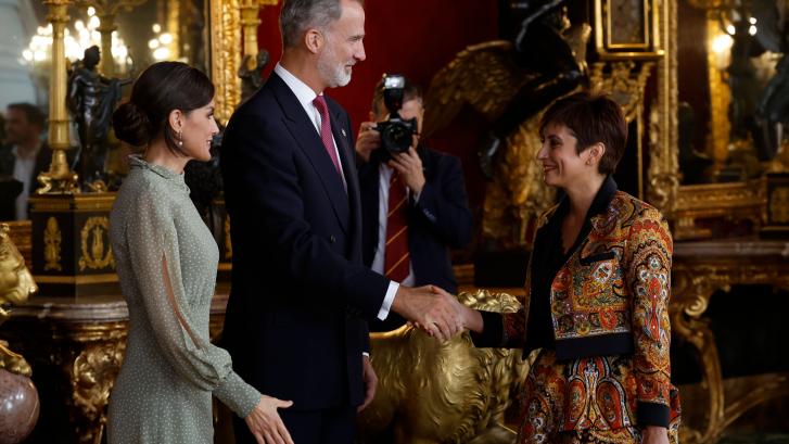 'Pañuelo de pisto' o qué significaba el traje de la ministra Isabel Rodríguez en el desfile