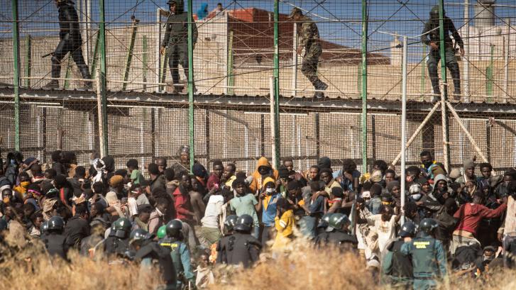 El Defensor del Pueblo concluye que 470 migrantes fueron rechazados en la valla de Melilla sin garantías legales