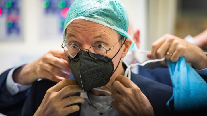 El ministro de Salud alemán pide la reintroducción de las mascarillas en espacios cerrados