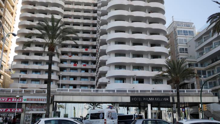 La policía investiga cómo han conseguido alcohol los jóvenes confinados en un hotel de Mallorca