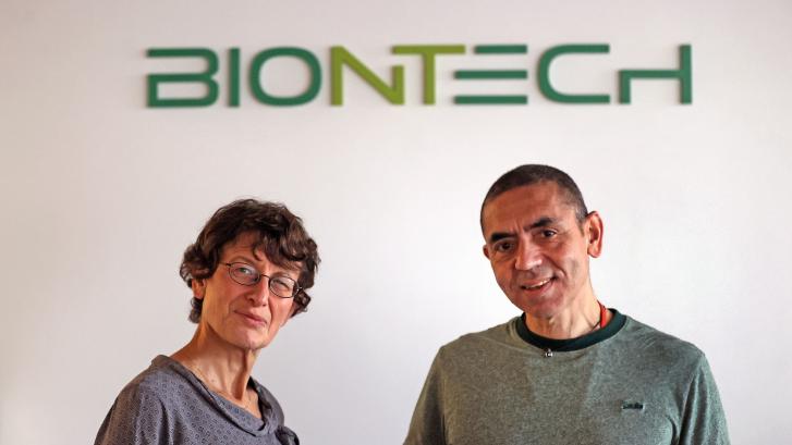 Los fundadores de BioNTech se mojan y vaticinan cuándo podría haber una vacuna contra el cáncer