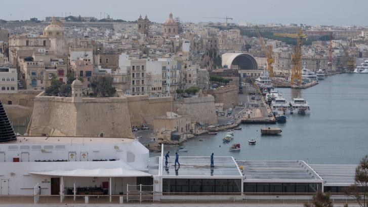 Confinados en Malta 31 estudiantes por un positivo en el vuelo en el que viajaron
