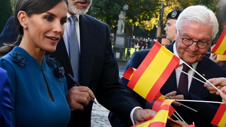 Letizia se acerca a un grupo de españoles: esta es su cara cuando le piden firmar algo insólito