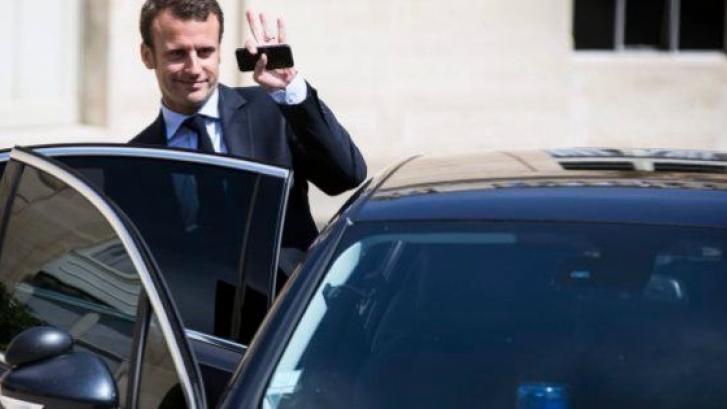 Dimite el ministro de Economía francés, Emmanuel Macron y es sustituido por Michel Sapin