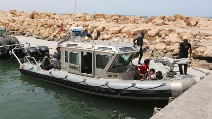 Mueren 43 personas al naufragar una barca frente a la costa de Túnez