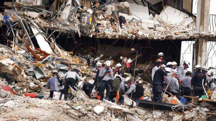 Demolidos con una explosión controlada los restos del edificio colapsado en Miami