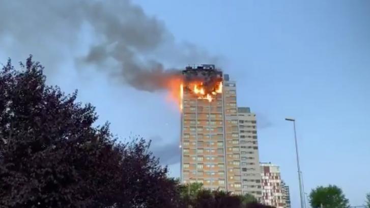 Aparatoso incendio en el Hotel Nuevo Madrid, junto a la M-30, que ha sido cortada
