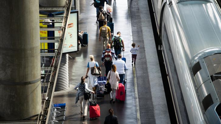 Once jóvenes de despedida de soltero en un AVE pagarán a Renfe 7.676 euros por retrasar el tren