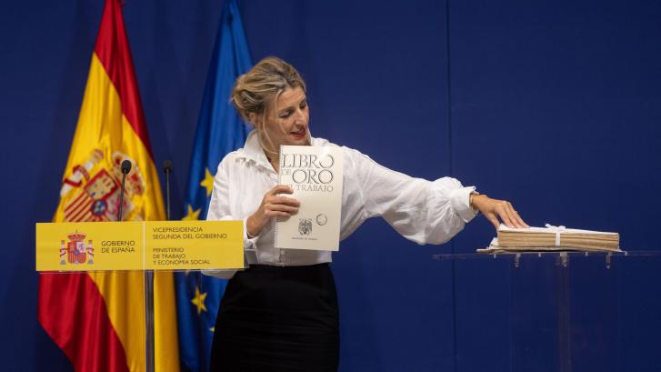 Yolanda Díaz rompe a llorar al quitar a Franco la medalla al mérito del trabajo