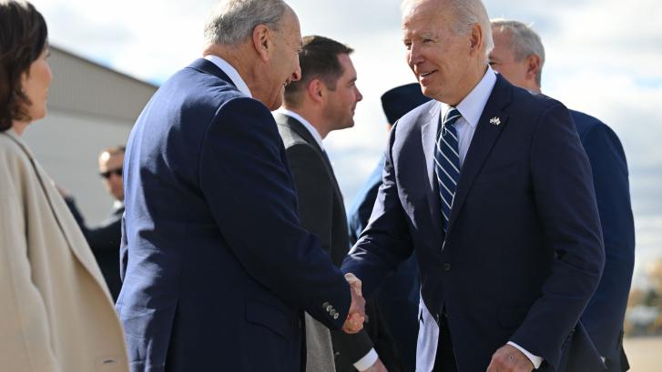 Biden y un líder demócrata, pillados hablando de elecciones sin ver que había un micro abierto