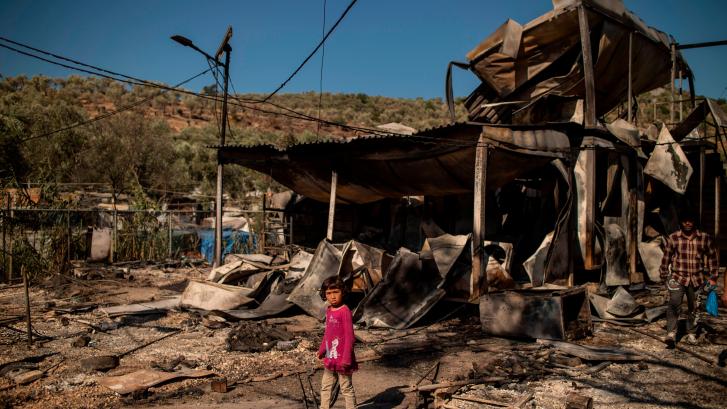 El fuego destruye el campo de refugiados de Moria (Grecia) dejando sin techo a miles de personas