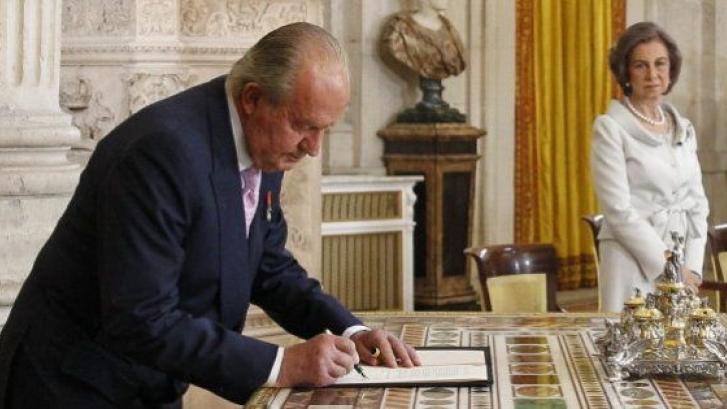 Diez imágenes de la firma de la abdicación del rey Juan Carlos
