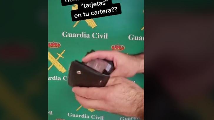 La Guardia Civil advierte: si llevas una tarjeta así en la cartera son 30.000 euros de multa