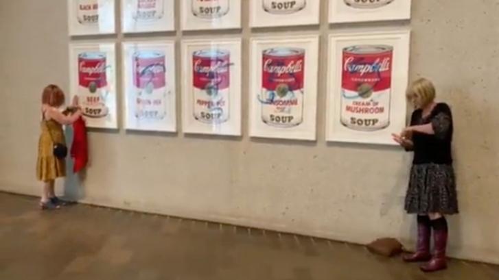 Dos activistas se pegan a las 'Latas de sopa Campbell' de Andy Warhol expuestas en Camberra