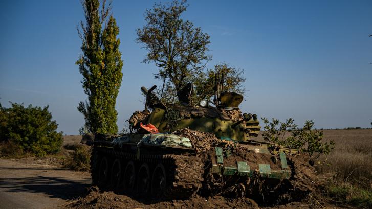 La vida extra de los tanques rusos abandonados en Ucrania: ¿qué hacer con ellos?