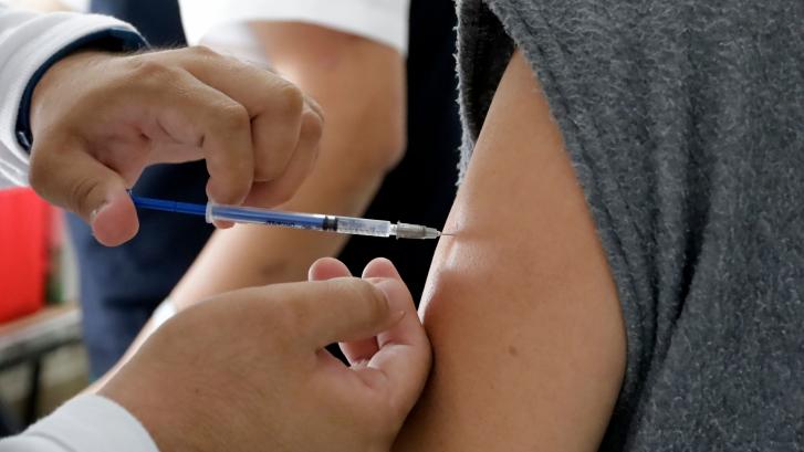 ¿Es mejor?, ¿qué síntomas tiene? Todo lo que tienes que saber sobre la doble vacunación de covid y gripe