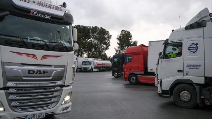 Huelga de transportistas en España: el coste de un paro que divide al sector