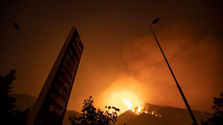 Grecia lucha contra los incendios avivados por la mayor ola de calor en 40 años