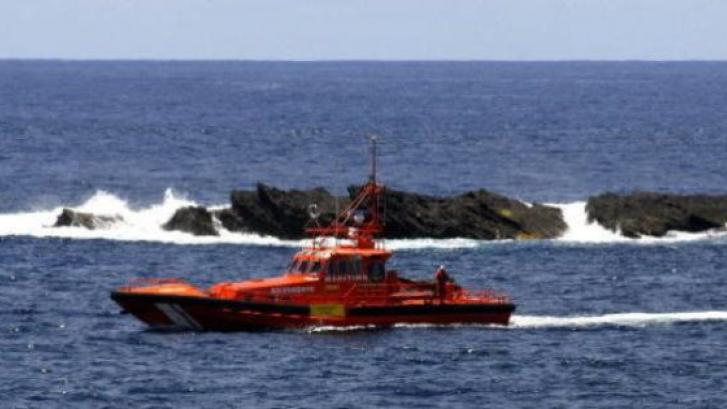 Salvamento marítimo rescata una patera con unos 40 inmigrantes al sureste de Motril